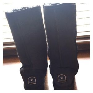 Bearpaw tall gray boots!